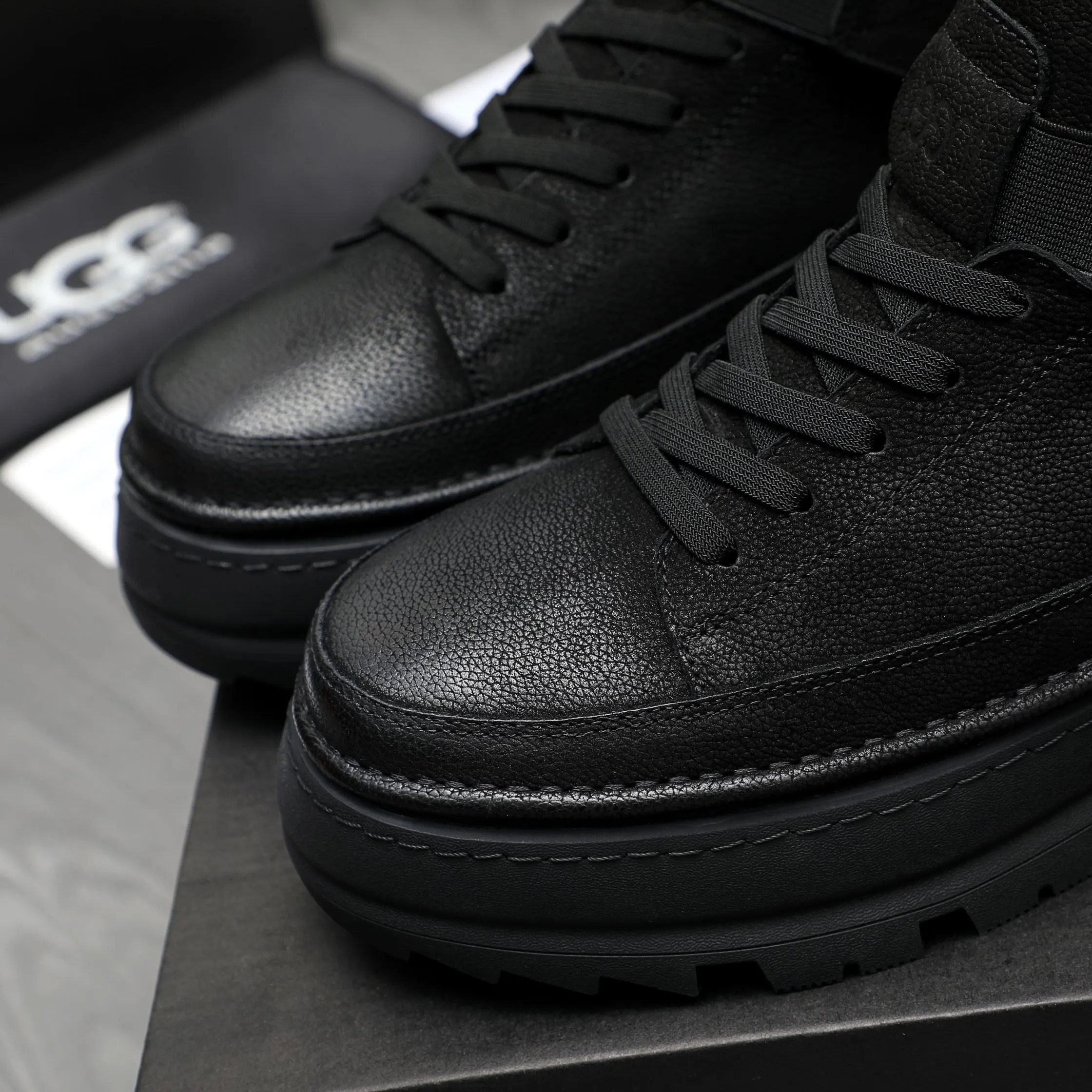 P620 Product trademark: "UGG" Gaobang men's shoes Regular size: 39-44 Product materials: Selected first-layer cowhide upper, wool lining, original outsole